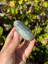 Load image into Gallery viewer, Blue Fluorite Palm Stone 80VE
