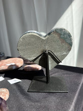 Load image into Gallery viewer, Amethyst Heart with Stand 170HK