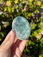 Load image into Gallery viewer, Blue Fluorite Palm Stone 80VE