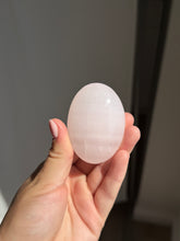 Load image into Gallery viewer, Pink Mangano Calcite Palm Stone 18KR