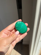 Load image into Gallery viewer, Malachite Palm Stone 20KS