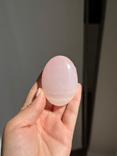 Load image into Gallery viewer, Pink Mangano Calcite Palm Stone 18KR