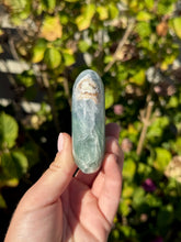 Load image into Gallery viewer, Blue Fluorite Palm Stone 80VE