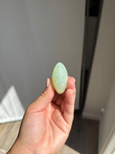 Load image into Gallery viewer, Pistachio Calcite Palm Stone 18KQ