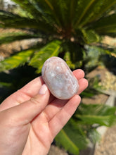 Load image into Gallery viewer, Pink Amethyst Palm Stone 28NE