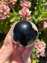 Load image into Gallery viewer, Black Flower Sphere