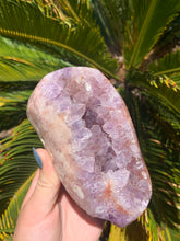 Load image into Gallery viewer, Pink Amethyst Cut base